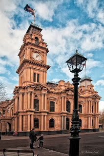 Admiring the Bendigo Town Hall